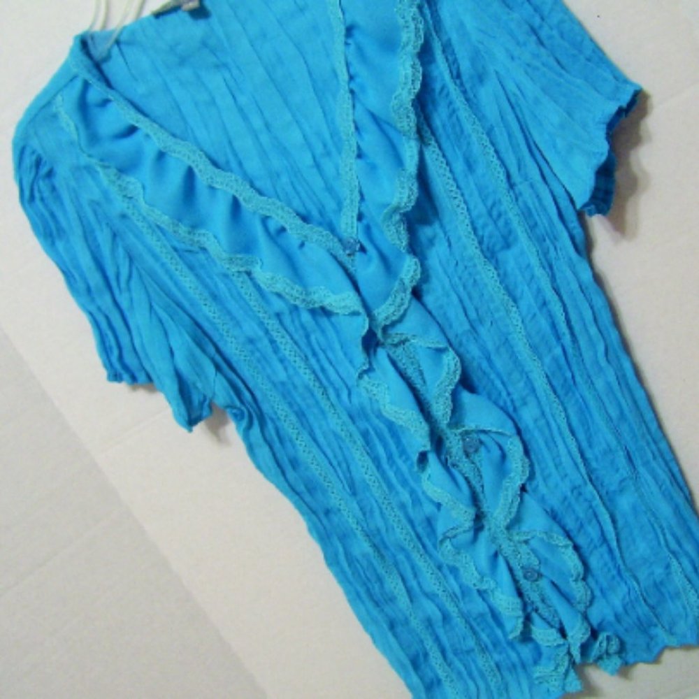 NY Collection Robin Egg Blue Crinkle Top Blouse With Lace NWOT Size Small